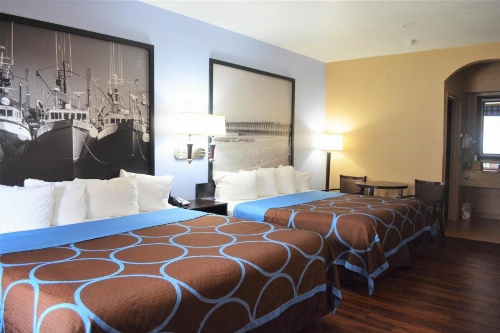 Super 8 by Wyndham Galveston image 15