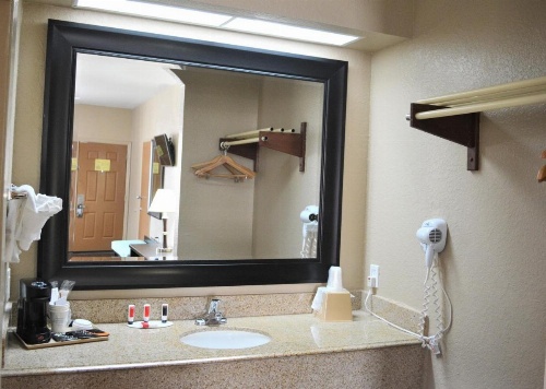 Super 8 by Wyndham Galveston image 16