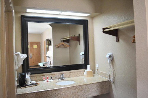 Super 8 by Wyndham Galveston image 17