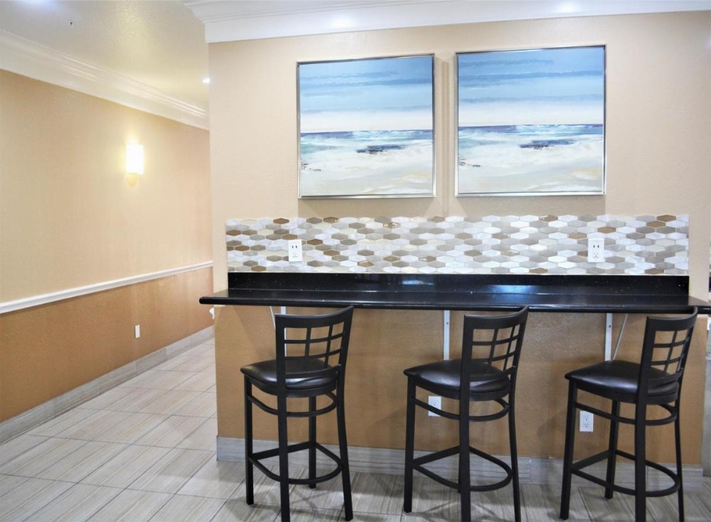 Super 8 by Wyndham Galveston Image 27