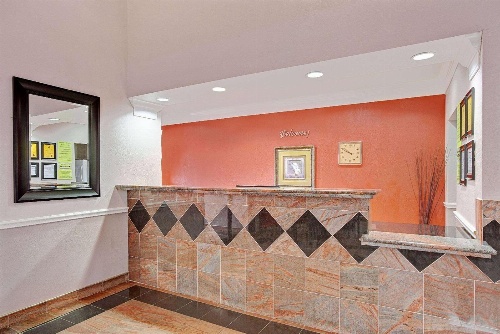 Super 8 by Wyndham Galveston image 3