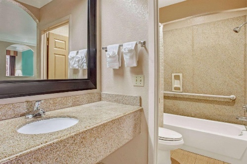 Super 8 by Wyndham Galveston image 4