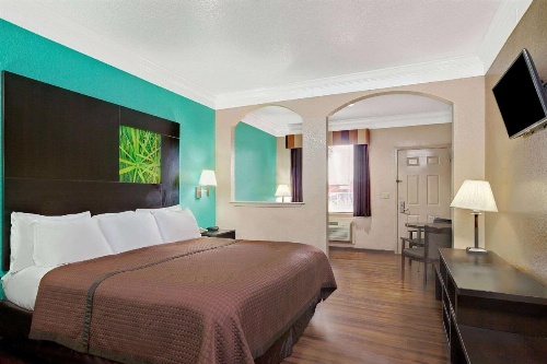 Super 8 by Wyndham Galveston image 5