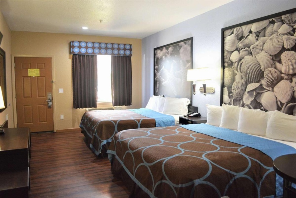 Super 8 by Wyndham Galveston Image 7